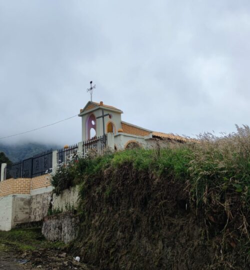 Hacia la parte más alta, también en la orilla del camino te encontraras con la capilla de nuestra Señora de Fátima.